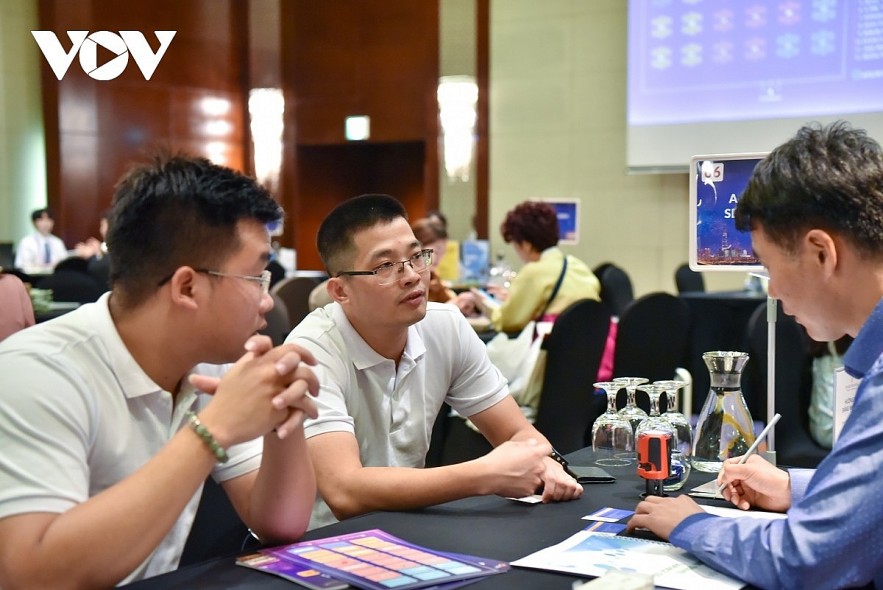 Korea MICE Roadshow in Hanoi on June 6 has gathered 24 travel agencies from the RoK, as well as more than 150 tour operators in Vietnam. Korea MICE Roadshow in Hanoi on June 6 has gathered 24 travel agencies from the RoK, as well as more than 150 tour operators in Vietnam.