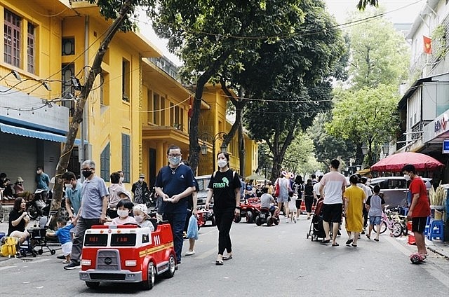 People on the walking street around the iconic Gươm (Sword) Lake in Hanoi. Photo: VNS People on the walking street around the iconic Gươm (Sword) Lake in Hanoi. Photo: VNS