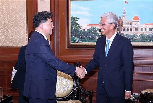 Vice Chairman of the Ho Chi Minh City People’s Committee Vo Van Hoan (R) and Vice Governor of the Republic of Korea (RoK)’s Chungcheongbuk-do province Kim Myung-kyoo at their meeting in the southern city on June 7. (Photo: VNA) Vice Chairman of the Ho Chi Minh City People’s Committee Vo Van Hoan (R) and Vice Governor of the Republic of Korea (RoK)’s Chungcheongbuk-do province Kim Myung-kyoo at their meeting in the southern city on June 7. (Photo: VNA)