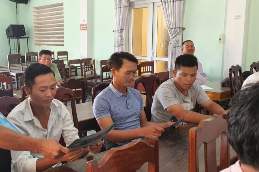 Một số ngư dân tham dự buổi tuyên truyền. Một số ngư dân tham dự buổi tuyên truyền.