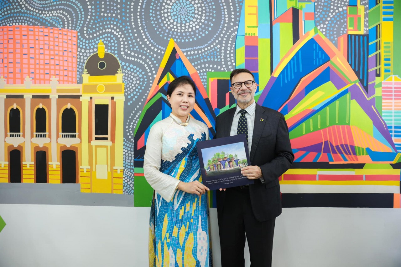 Australian Ambassador Andrew Goledzinowski next to a mural of Vietnamese-Australian architectural imprints completed by artist Nguyen Thu Thuy and associates of New Hanoi Art Company. Source: Nguyen Thu Thuy Australian Ambassador Andrew Goledzinowski next to a mural of Vietnamese-Australian architectural imprints completed by artist Nguyen Thu Thuy and associates of New Hanoi Art Company. Source: Nguyen Thu Thuy