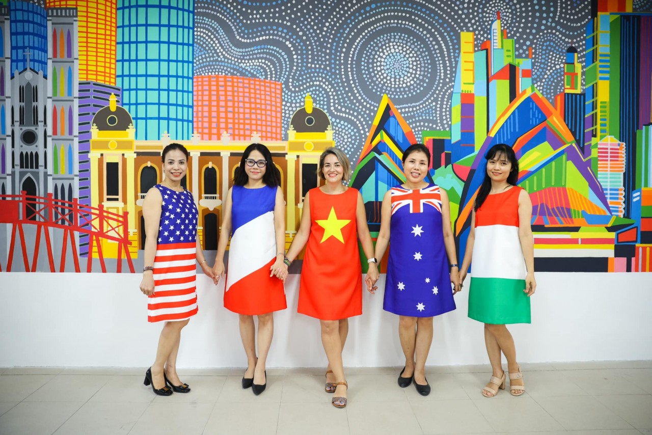 Artist Nguyen Thu Thuy, Natalia Peraita and the teachers in the management board of Hanoi College of Commerce and Tourism. Source: Nguyen Thu Thuy Artist Nguyen Thu Thuy, Natalia Peraita and the teachers in the management board of Hanoi College of Commerce and Tourism. Source: Nguyen Thu Thuy