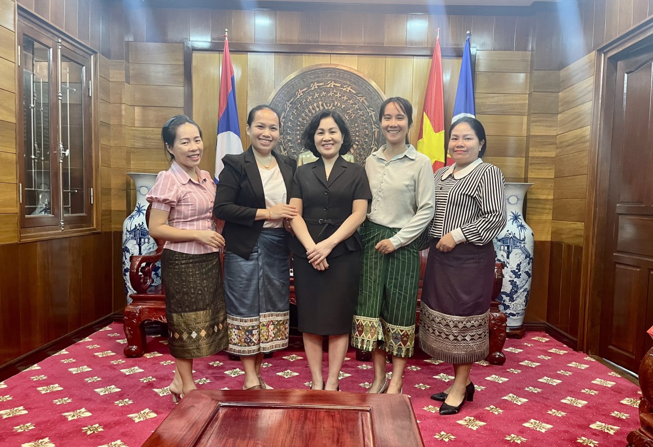 Tổng Lãnh sự Kiều Thị Hằng Phúc chụp ảnh kỷ niệm cùng các giảng viên bộ môn tiếng Việt, Khoa Ngôn ngữ, Trường Đại học Su-pha-nu-vong Tổng Lãnh sự Kiều Thị Hằng Phúc chụp ảnh kỷ niệm cùng các giảng viên bộ môn tiếng Việt, Khoa Ngôn ngữ, Trường Đại học Su-pha-nu-vong
