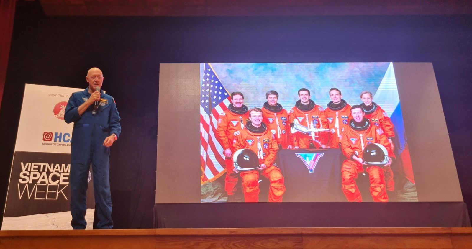 Ông Michael Baker, cựu phi hành gia của NASA chia sẻ những câu chuyện, kỷ niệm khi làm việc trên không gian (Ảnh: Cổng TTĐT tỉnh Bình Định). Ông Michael Baker, cựu phi hành gia của NASA chia sẻ những câu chuyện, kỷ niệm khi làm việc trên không gian (Ảnh: Cổng TTĐT tỉnh Bình Định).