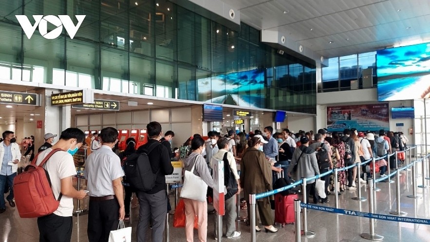Tan Son Nhat International Airport, the largest of its kind in Vietnam, is always overloaded during peak season. Tan Son Nhat International Airport, the largest of its kind in Vietnam, is always overloaded during peak season.