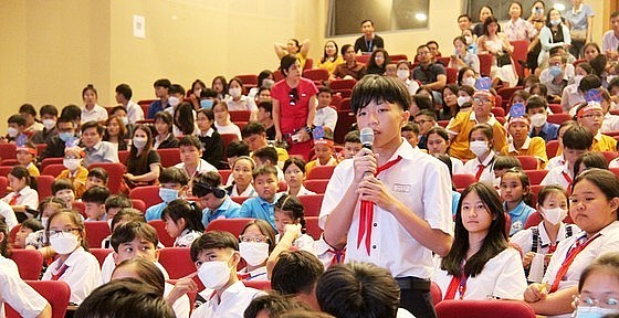 NASA Astronauts Inspire Vietnamese Youth NASA Astronaut Inspires Vietnamese Youth