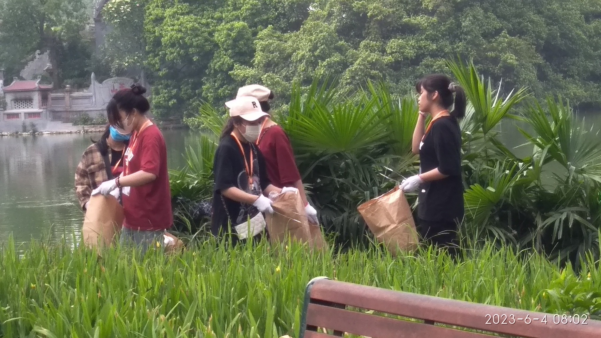 Noru Ninomiya: Người đàn ông Nhật Bản nhặt rác ở Hồ Gươm hơn 10 năm Noru Ninomiya: Người đàn ông Nhật Bản nhặt rác ở Hồ Gươm hơn 10 năm