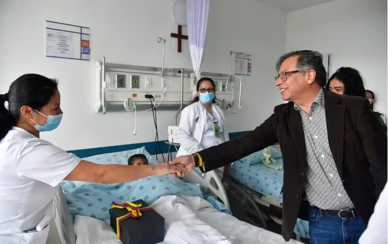 Tổng thống Colombia Gustavo Petro đến bệnh viện kiểm tra tình hình sức khỏe của những đứa trẻ vừa được giải cứu (Ảnh: Tổng thống Colombia Gustavo Petro đến bệnh viện kiểm tra tình hình sức khỏe của những đứa trẻ vừa được giải cứu (Ảnh: