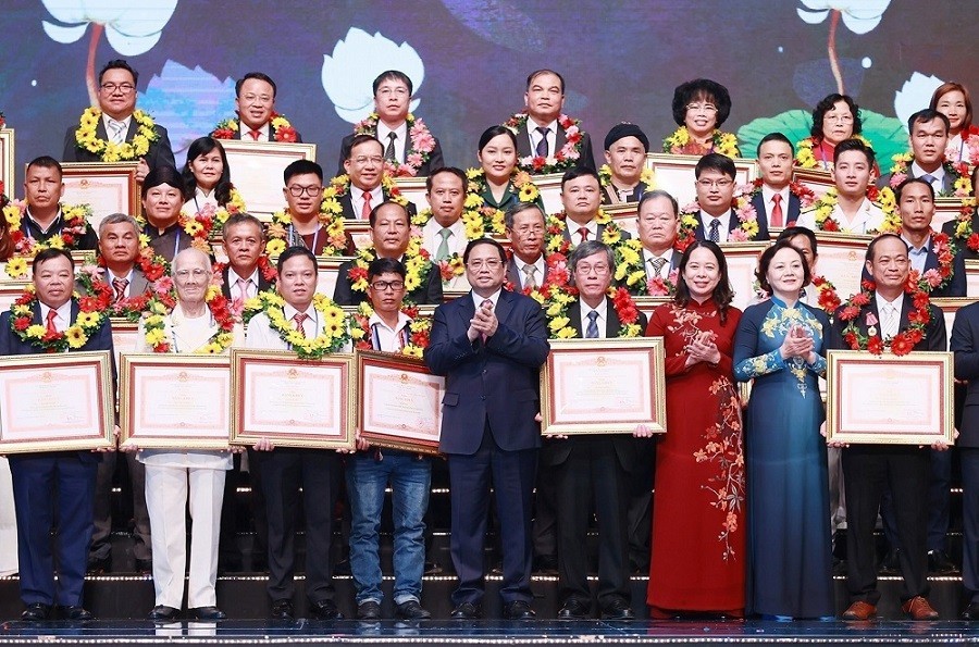 Thủ tướng Phạm Minh Chính và Phó Chủ tịch nước Võ Thị Ánh Xuân với các điển hình tiên tiến tiêu biểu. (Nguồn: TTXVN) Thủ tướng Phạm Minh Chính và Phó Chủ tịch nước Võ Thị Ánh Xuân với các điển hình tiên tiến tiêu biểu. (Nguồn: TTXVN)