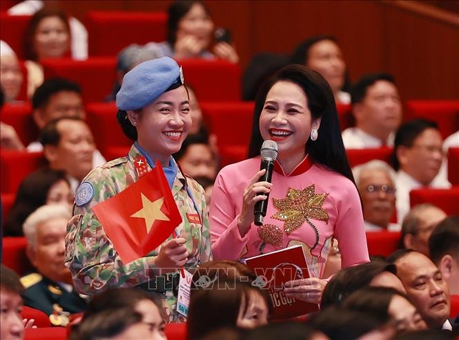Nữ quân nhân Lực lượng Gìn giữ Hoà Bình giao lưu với các đại biểu dự Hội nghị biểu dương, tôn vinh điển hình tiên tiến toàn quốc. (Ảnh: TTXVN) Nữ quân nhân Lực lượng Gìn giữ Hoà Bình giao lưu với các đại biểu dự Hội nghị biểu dương, tôn vinh điển hình tiên tiến toàn quốc. (Ảnh: TTXVN)