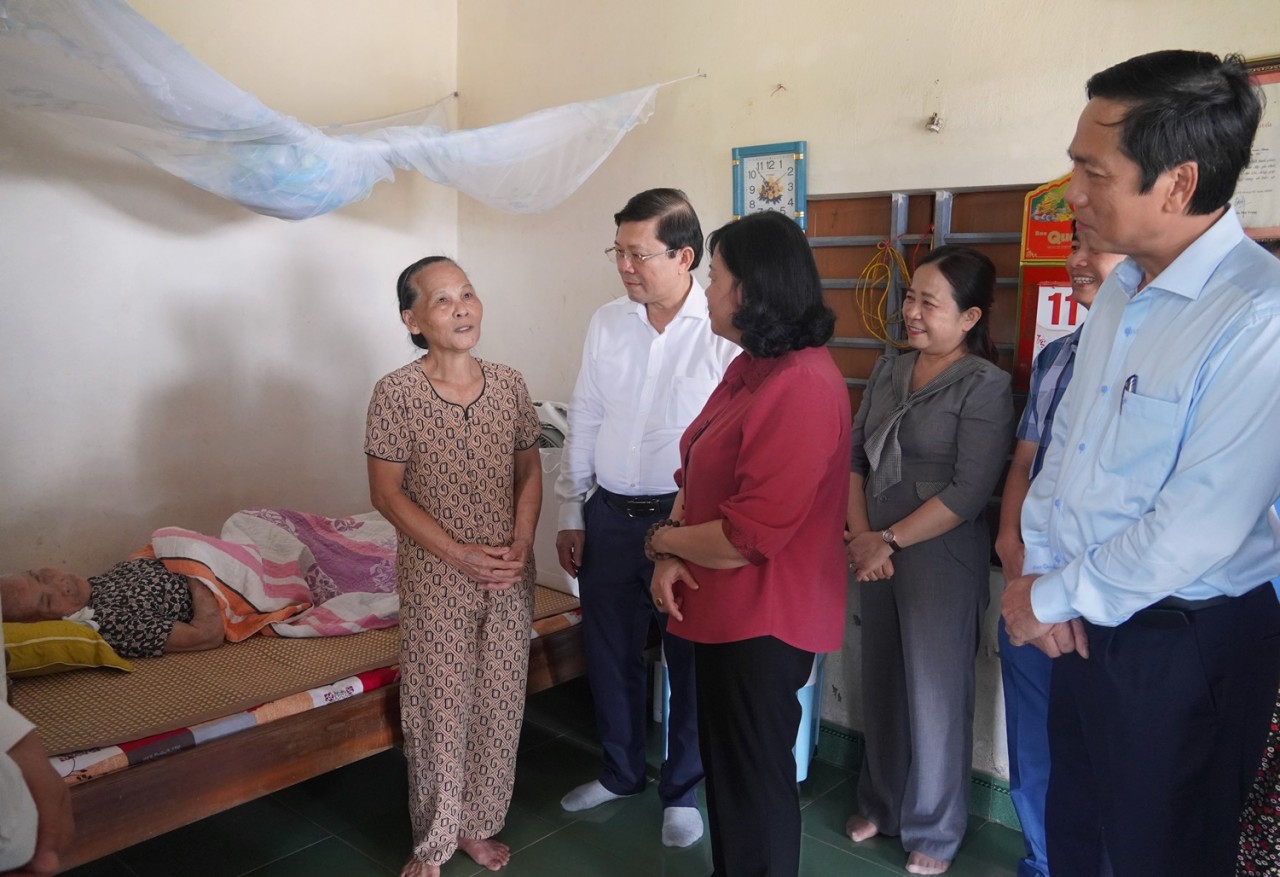 Thăm, tặng quà cho các gia đình chính sách trên địa bàn huyện Cam Lộ (Quảng Trị) Thăm, tặng quà cho các gia đình chính sách trên địa bàn huyện Cam Lộ (Quảng Trị)