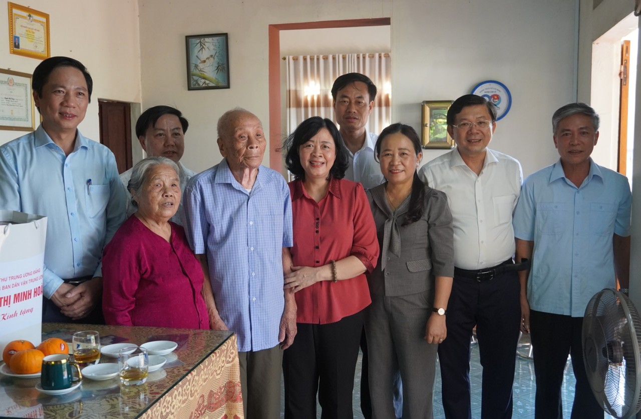 Thăm, tặng quà cho các gia đình chính sách trên địa bàn huyện Cam Lộ (Quảng Trị) Thăm, tặng quà cho các gia đình chính sách trên địa bàn huyện Cam Lộ (Quảng Trị)