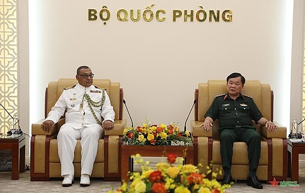Deputy Minister of National Defence Sen. Lieut. Gen. Hoang Xuan Chien (R) and South African Defence Attaché Colonel Eugene Dudley at their meeting in Hanoi on June 12. (Photo: qdnd.vn) Deputy Minister of National Defence Sen. Lieut. Gen. Hoang Xuan Chien (R) and South African Defence Attaché Colonel Eugene Dudley at their meeting in Hanoi on June 12. (Photo: qdnd.vn)