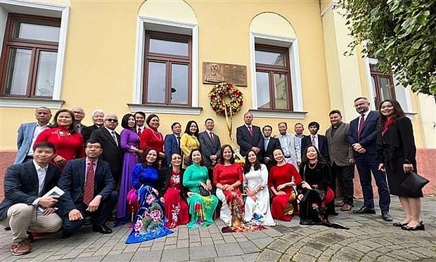 Vietnamese Ambassador to Slovakia Nguyen Tuan and representatives of the Vietnamese community in Slovakia (Photo: VNA) Vietnamese Ambassador to Slovakia Nguyen Tuan and representatives of the Vietnamese community in Slovakia (Photo: VNA)