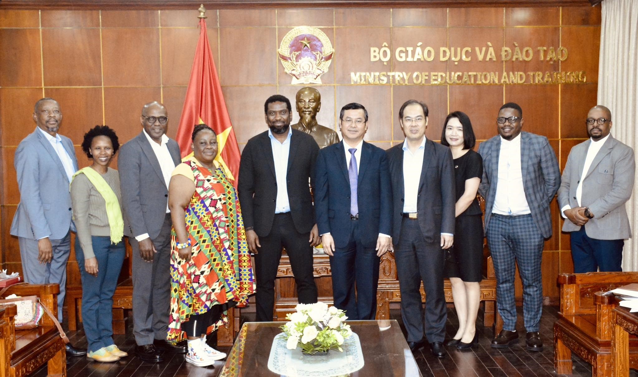 Thứ trưởng Nguyễn Văn Phúc, Thứ trưởng Kgwaridi Buti Manamela và các thành viên hai bên (Ảnh: Moet.gov.vn). Thứ trưởng Nguyễn Văn Phúc, Thứ trưởng Kgwaridi Buti Manamela và các thành viên hai bên (Ảnh: Moet.gov.vn).