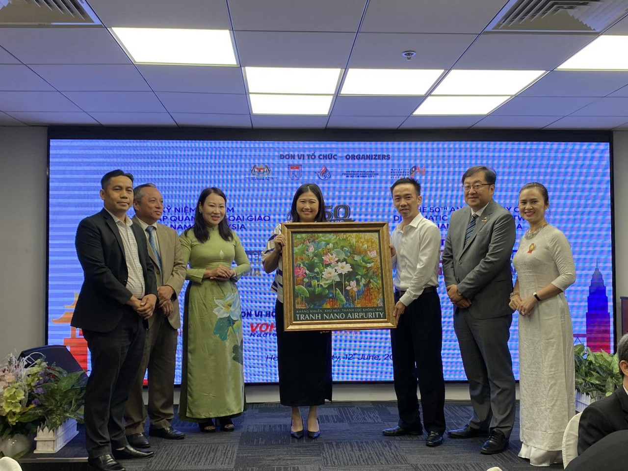 The second painting is presented to Consul General Wong Chia Chiann. Photo: HUFO The second painting is presented to Consul General Wong Chia Chiann. Photo: HUFO