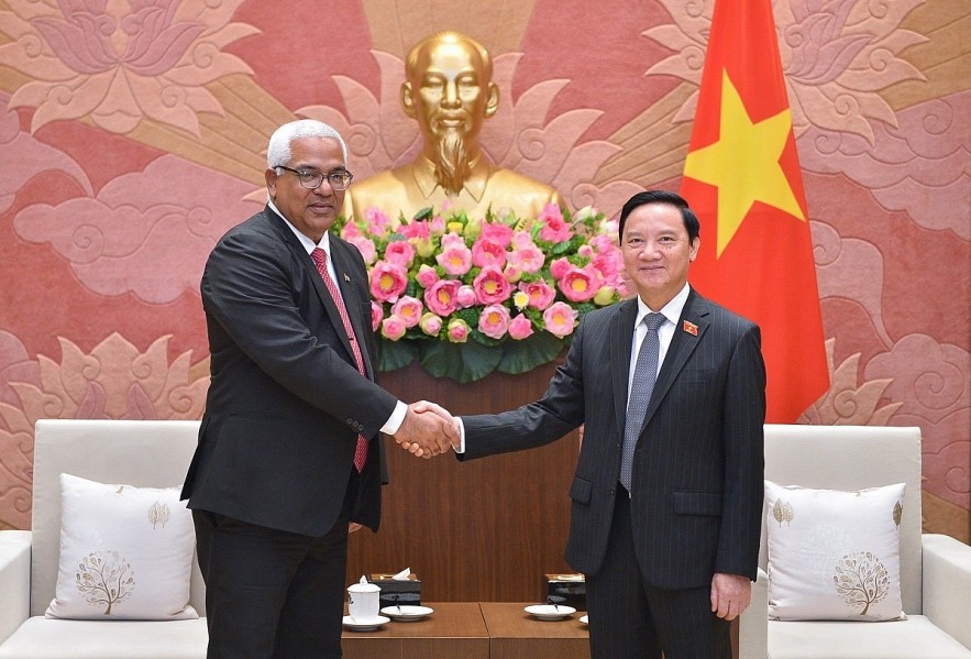 Receiving the visiting Cuban minister in Hanoi on June 15, Dinh welcomed the Vietnamese Ministry of Justice’s proposal to develop a technical assistance project for the Cuban Ministry of Justice in the field of law-making to help Cuba implement its 2019 Constitution. Cooperation between the Ministry of Justice of Vietnam and the Ministry of Justice of Cuba must become an exemplary role model in cooperation between the two countries, said the legislative leader. Dinh on this occasion thanked Cuba for its heartfelt support and invaluable assistance to Vietnam during the latter’s past struggle for national liberation and construction, as well as in the current cause of national construction and defence. He congratulated Cuba on successfully organizing its general election to elect new legislature and State apparatus leaderships, and affirmed that Vietnam follows with keen interest Cuban developments. Minister Oscar Manuel Slivera Martinez for his part affirmed Cuba wishes to strengthen its long-standing relationship with Vietnam that has stood the test of time over the past decades. He expressed his belief that the two legislative bodies of Cuba and Vietnam would increase visit exchanges, cooperation and experience sharing in professional fields, especially in legislation. He proposed that the National Assembly of Vietnam continue to support the ministries and agencies of the two countries to ramp up cooperation and support Cuba in law and judicial making. Vietnam News Today (Jun 16): Vietnam Supports Judicial Cooperation with Cuba