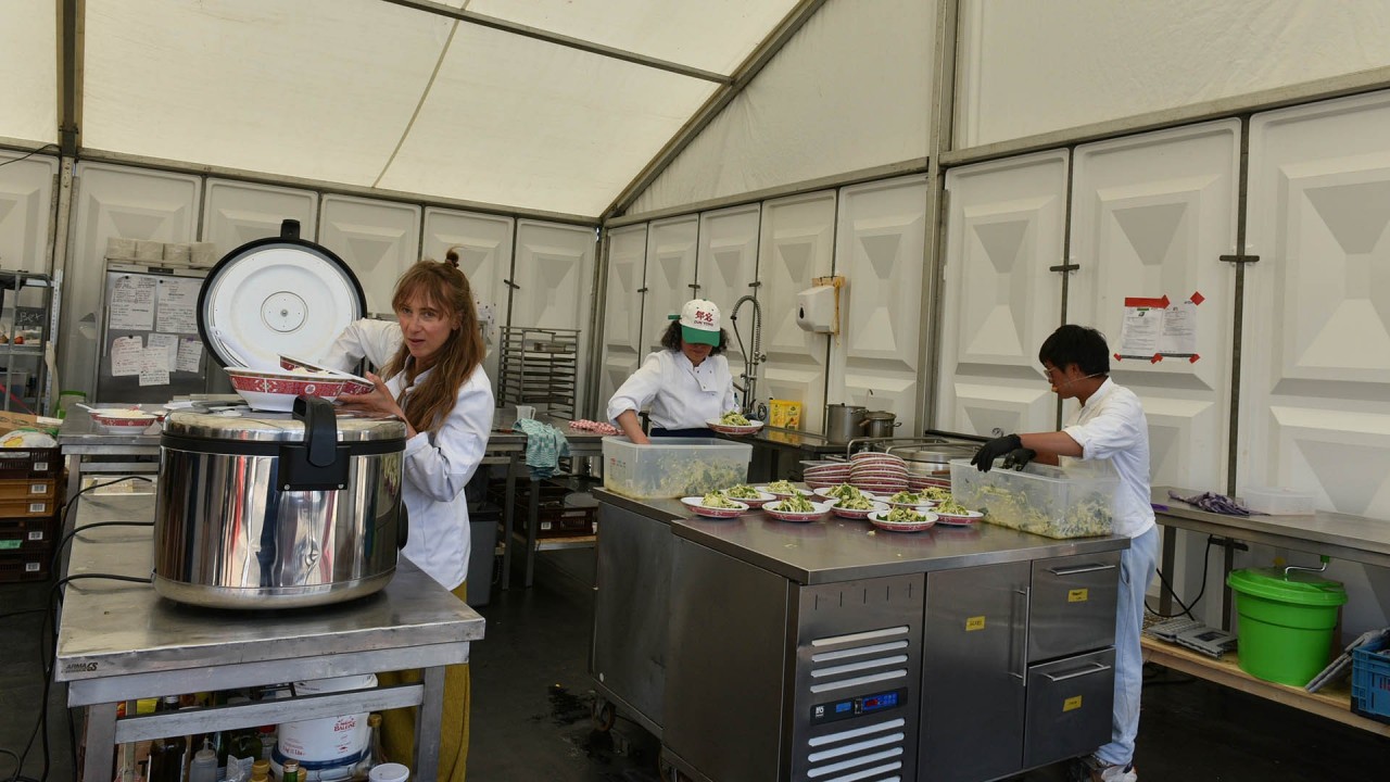 They prepare food for the next day. Source: TG&VN They prepare food for the next day. Source: TG&VN