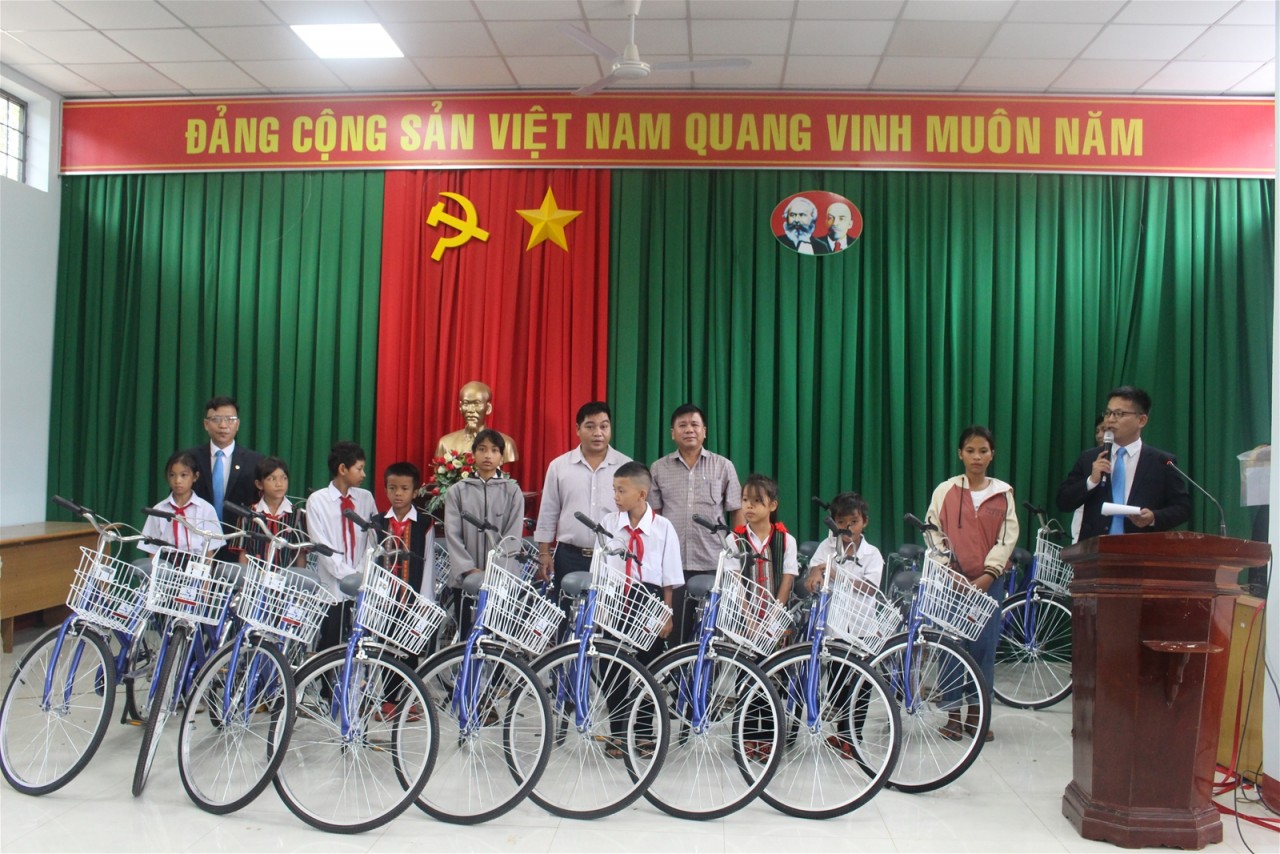 Trao tặng 40 xe đạp cho trẻ em có hoàn cảnh khó khăn hiếu học tại 3 huyện ở Đắk Lắk Trao tặng 40 xe đạp cho trẻ em có hoàn cảnh khó khăn hiếu học tại 3 huyện ở Đắk Lắk