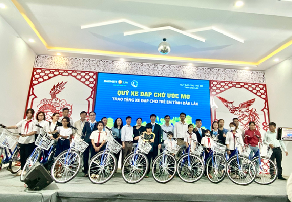 Trao tặng 40 xe đạp cho trẻ em có hoàn cảnh khó khăn hiếu học tại 3 huyện ở Đắk Lắk Trao tặng 40 xe đạp cho trẻ em có hoàn cảnh khó khăn hiếu học tại 3 huyện ở Đắk Lắk