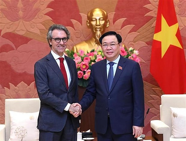 NA Chairman Vuong Dinh Hue (R) and Ambassador Giorgio Aliberti, Head of the European Union (EU) Delegation to Vietnam. (Photo: VNA) NA Chairman Vuong Dinh Hue (R) and Ambassador Giorgio Aliberti, Head of the European Union (EU) Delegation to Vietnam. (Photo: VNA)