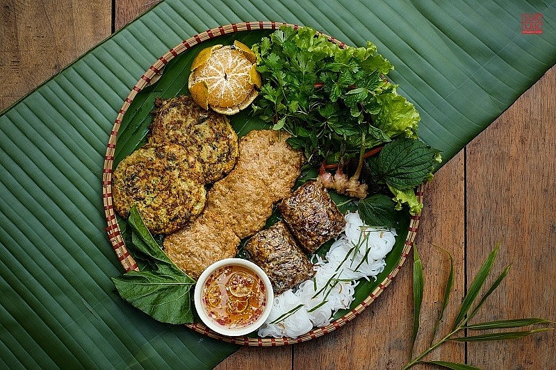 A variety of Hanoi specialties like cha ruoi (sandworm omelet), cha com (young sticky rice sausage) or spring rolls are always available at the restaurant of Luklak Vietnamese Cuisine. A variety of Hanoi specialties like cha ruoi (sandworm omelet), cha com (young sticky rice sausage) or spring rolls are always available at the restaurant of Luklak Vietnamese Cuisine.