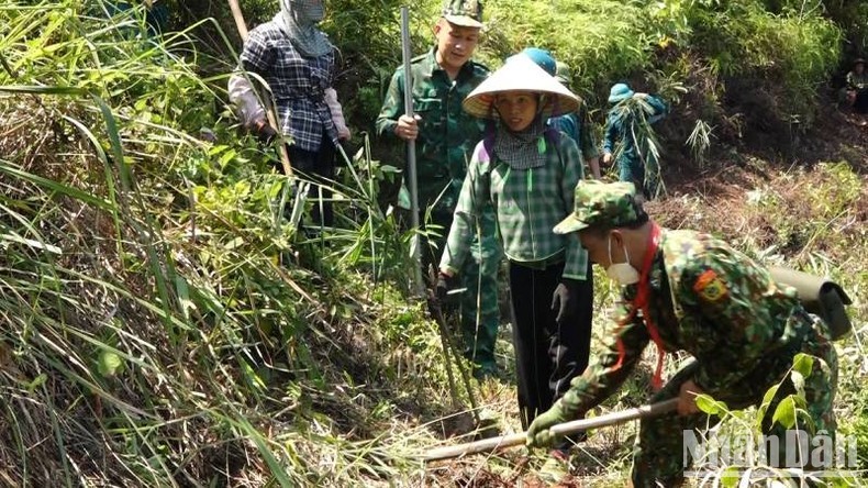 Cán bộ, chiến sĩ Đồn biên phòng Ba Sơn, Cao Lộc (Lạng Sơn) hướng dẫn người bà con trồng cây tre dọc biên giới. Cán bộ, chiến sĩ Đồn biên phòng Ba Sơn, Cao Lộc (Lạng Sơn) hướng dẫn người bà con trồng cây tre dọc biên giới.