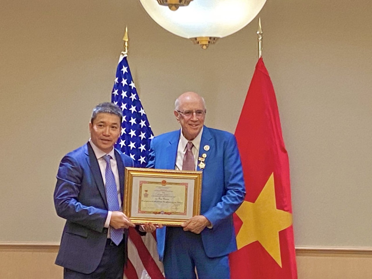 Trao "Kỷ niệm chương vì hòa bình, hữu nghị giữa các dân tộc" cho 3 người bạn Mỹ Trao "Kỷ niệm chương vì hòa bình, hữu nghị giữa các dân tộc" cho 3 người bạn Mỹ