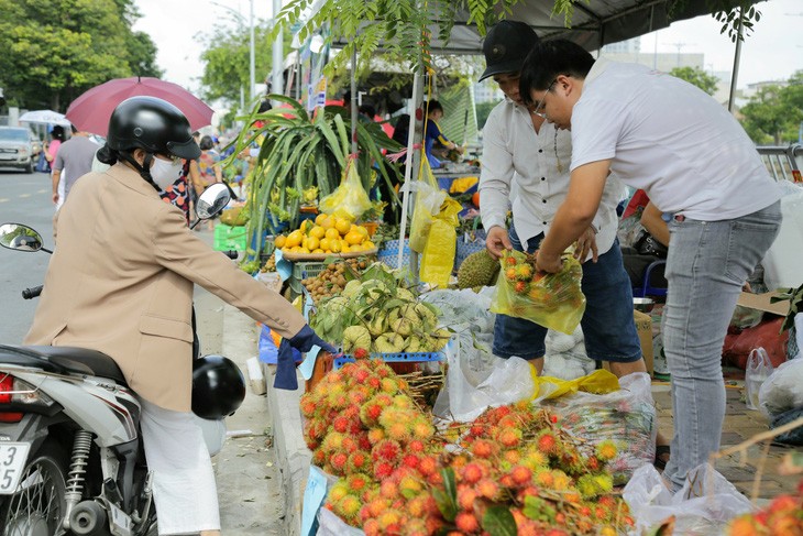 Ngay từ sNgay từ sáng sớm, nhiều người dân đã tranh thủ ghé mua trái cây được các nhà vườn từ miền Tây đưa lên (Ảnh: T.Q)áng sớm, nhiều người dân đã tranh thủ ghé mua trái cây được các nhà vườn từ miền Tây đưa lên - Ảnh: T.Q Ngay từ sNgay từ sáng sớm, nhiều người dân đã tranh thủ ghé mua trái cây được các nhà vườn từ miền Tây đưa lên (Ảnh: T.Q)áng sớm, nhiều người dân đã tranh thủ ghé mua trái cây được các nhà vườn từ miền Tây đưa lên - Ảnh: T.Q