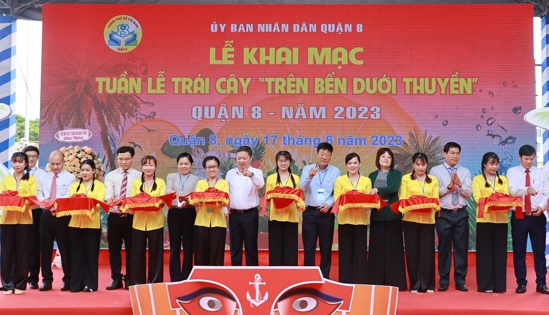 Đại diện ban tổ chức cắt băng khai mạc Tuần lễ trái cây Khai mạc tuần lễ trái cây “Trên bến dưới thuyền”