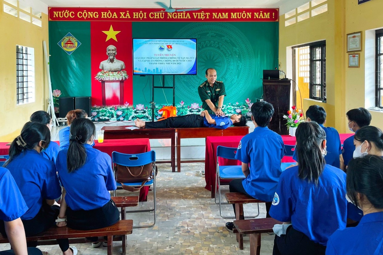 Cán bộ quân y hướng dẫn cách sơ cứu người bị đuối nước. (Ảnh: Võ Tiến) Cán bộ quân y hướng dẫn cách sơ cứu người bị đuối nước. (Ảnh: Võ Tiến)