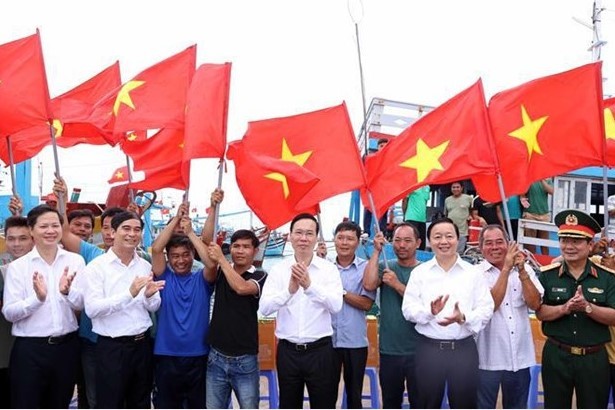 President Võ Văn Thưởng with officials, officers and people of Phú Quý island. President Võ Văn Thưởng with officials, officers and people of Phú Quý island.