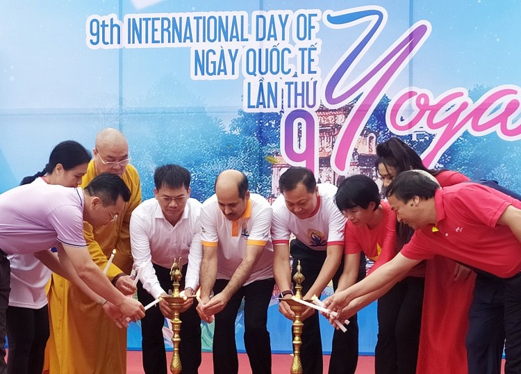 Hơn 1000 người tham gia kỉ niệm Ngày Quốc tế yoga lần thứ 9 Hơn 1000 người tham gia kỉ niệm Ngày Quốc tế yoga lần thứ 9
