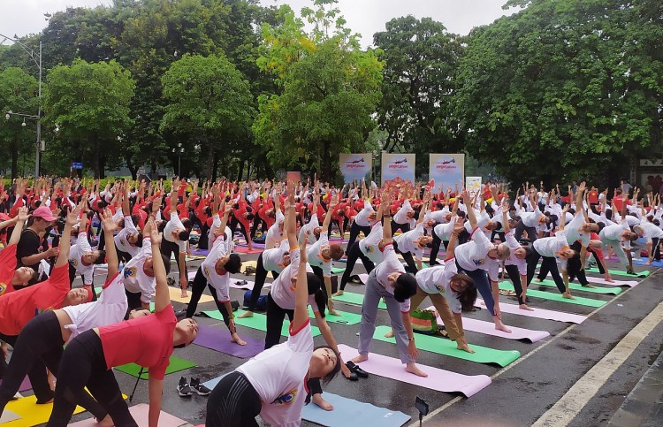 Hơn 1000 người tham gia kỉ niệm Ngày Quốc tế yoga lần thứ 9 Hơn 1000 người tham gia kỉ niệm Ngày Quốc tế yoga lần thứ 9