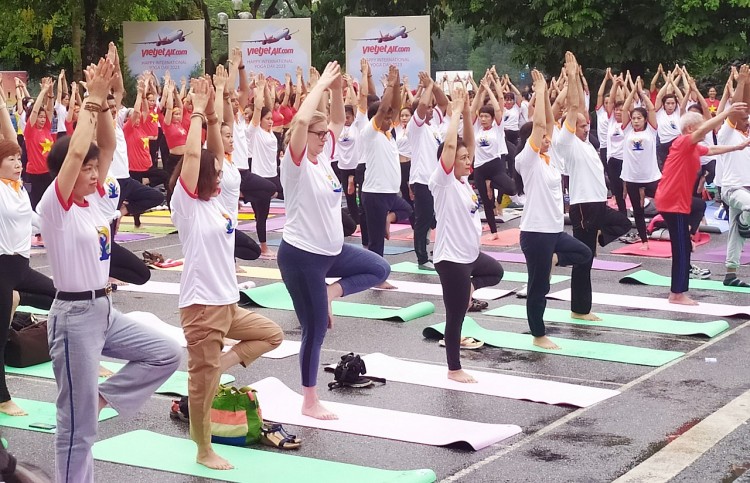 Hơn 1000 người tham gia kỉ niệm Ngày Quốc tế yoga lần thứ 9 Hơn 1000 người tham gia kỉ niệm Ngày Quốc tế yoga lần thứ 9