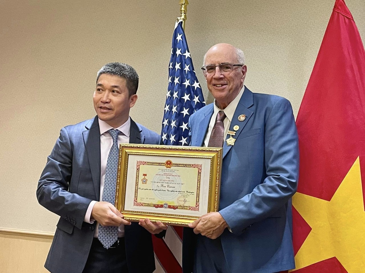 VUFO Vice President and General Secretary Phan Anh Son (L) presents the insignia to Ron Carver, a social activist for peace and a scholar who participated in demonstrations demanding an end to the American war in Vietnam. Source: Ron Carver VUFO Vice President and General Secretary Phan Anh Son (L) presents the insignia to Ron Carver, a social activist for peace and a scholar who participated in demonstrations demanding an end to the American war in Vietnam. Source: Ron Carver