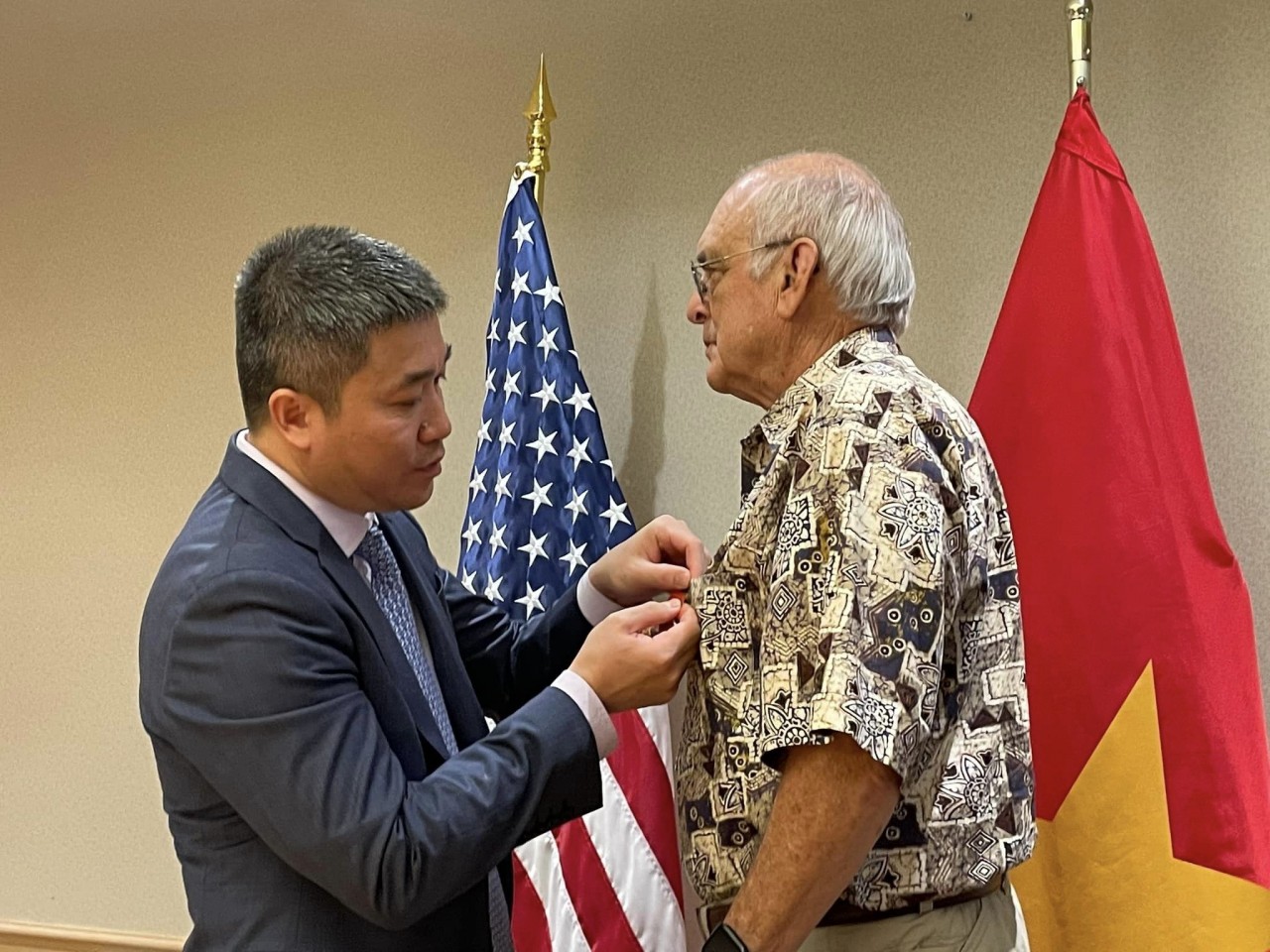 VUFO Vice President and General Secretary Phan Anh Son (L) presents the insignia to Ronald Haeberle, a war correspondent and photographer who took more than 60 photos of the bloody massacre in My Lai on March 16, 1968. VUFO Vice President and General Secretary Phan Anh Son (L) presents the insignia to Ronald Haeberle, a war correspondent and photographer who took more than 60 photos of the bloody massacre in My Lai on March 16, 1968.