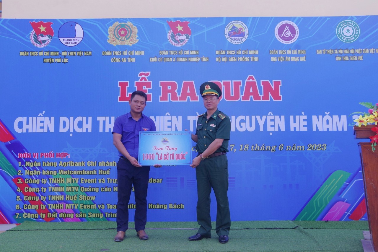 Đại tá Đặng Ngọc Hiệu, Phó Chính ủy BĐBP Thừa Thiên Huế trao biểu trưng tặng 1.000 lá cờ Tổ quốc cho Huyện đoàn Phú Lộc. Ảnh: Võ Tiến Đại tá Đặng Ngọc Hiệu, Phó Chính ủy BĐBP Thừa Thiên Huế trao biểu trưng tặng 1.000 lá cờ Tổ quốc cho Huyện đoàn Phú Lộc. Ảnh: Võ Tiến