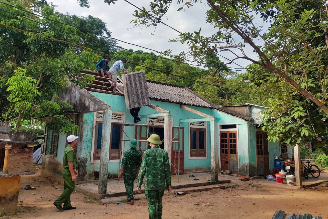 Đoàn viên thanh niên các đơn vị hỗ trợ sửa nhà cho gia đình ông Nguyễn Văn Quang, xã Lộc Bình. Đoàn viên thanh niên các đơn vị hỗ trợ sửa nhà cho gia đình ông Nguyễn Văn Quang, xã Lộc Bình.