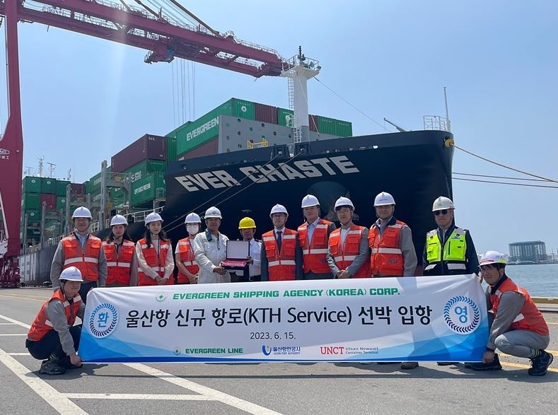 Information from the Ulsan Port Authority said that the first 17 943-ton container ship Ever Chaste, running the Hai Phong - Ulsan routes, docked at Ulsan port. Information from the Ulsan Port Authority said that the first 17 943-ton container ship Ever Chaste, running the Hai Phong - Ulsan routes, docked at Ulsan port.