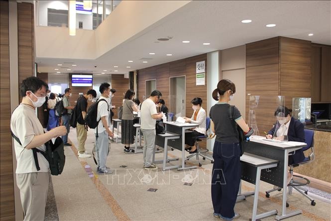 Các thí sinh làm thủ tục vào phòng thi. Ảnh: Nguyễn Tuyến/PV TTXVN tại Nhật Bản Các thí sinh làm thủ tục vào phòng thi. Ảnh: Nguyễn Tuyến/PV TTXVN tại Nhật Bản