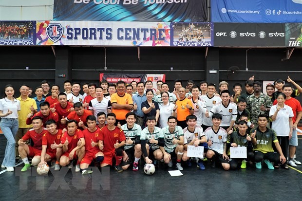 Đại sứ Đinh Ngọc Linh và Phu nhân cùng nhân viên Đại sứ quán Việt Nam tại Malaysia chụp ảnh kỷ niệm cùng các đội bóng. (Ảnh: Hằng Linh/TTXVN) Đại sứ Đinh Ngọc Linh và Phu nhân cùng nhân viên Đại sứ quán Việt Nam tại Malaysia chụp ảnh kỷ niệm cùng các đội bóng. (Ảnh: Hằng Linh/TTXVN)