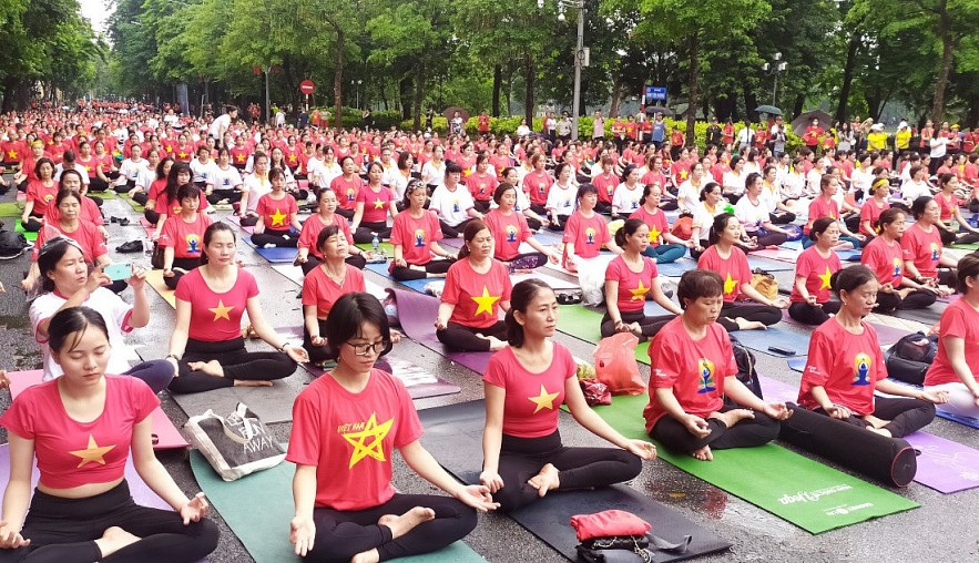 Over 1000 People Celebrate the 9th International Yoga Day in Hanoi Over 1000 People Celebrate the 9th International Yoga Day in Hanoi