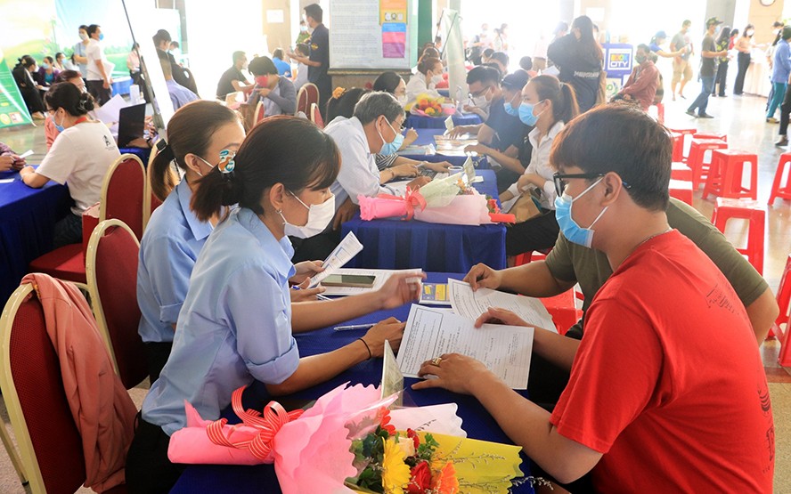 Một phiên kết nối cung - cầu nhân lực giữa doanh nghiệp và người lao động tại Sàn giao dịch việc làm quận 11 (thành phố Hồ Chí Minh). Một phiên kết nối cung - cầu nhân lực giữa doanh nghiệp và người lao động tại Sàn giao dịch việc làm quận 11 (thành phố Hồ Chí Minh).