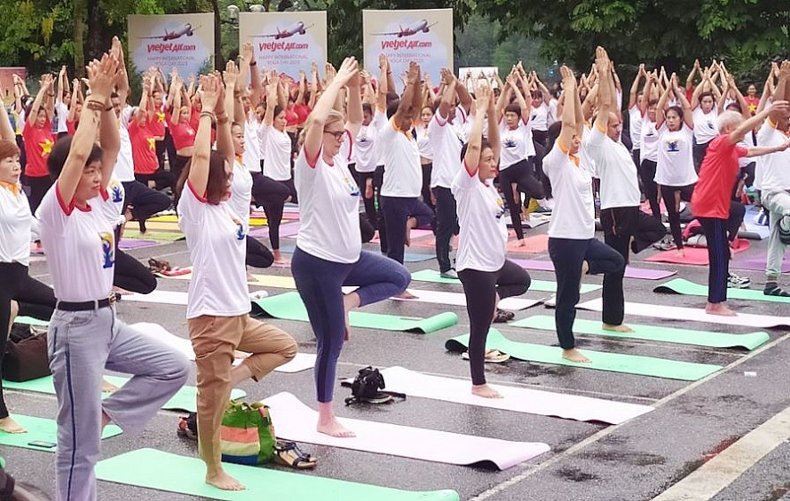 Over 1000 People Celebrate the 9th International Yoga Day in Hanoi Over 1000 People Celebrate the 9th International Yoga Day in Hanoi