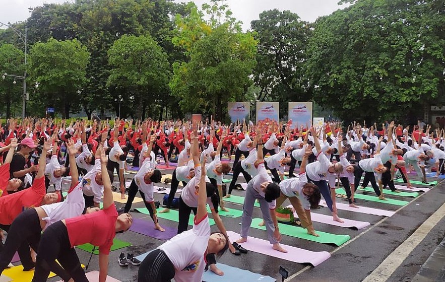 Over 1000 People Celebrate the 9th International Yoga Day in Hanoi Over 1000 People Celebrate the 9th International Yoga Day in Hanoi