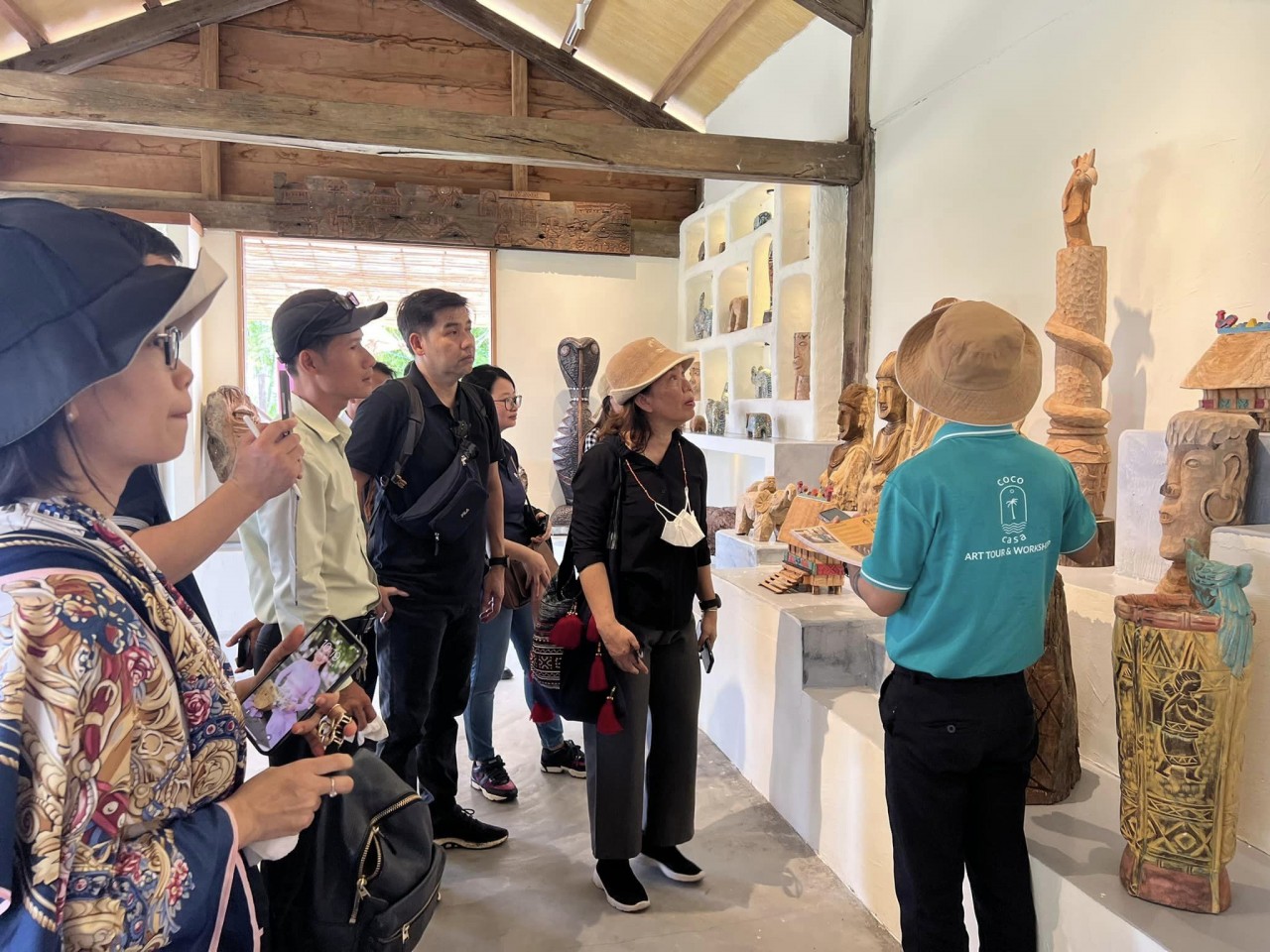 Vietnamese Artist Brings Driftwood Sculpture Pieces to Exhibit in Germany Vietnamese Artist Brings Driftwood Sculpture Pieces to Exhibit in Germany