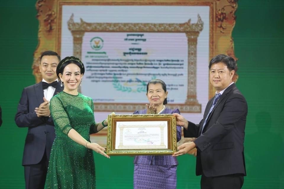 Madam Kong Vireak Seung đại diện HAOTRUST nhận bàn giao Giấy phép hoạt động từ Cơ quan Quản lý Ủy thác Madam Kong Vireak Seung đại diện HAOTRUST nhận bàn giao Giấy phép hoạt động từ Cơ quan Quản lý Ủy thác