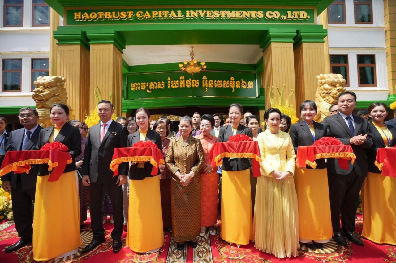 Các đại biểu tham dự sự kiện tham gia cắt băng khánh thành HAOTRUST Building - trụ sở của HAOTRUST tại Thủ đô Phnom Penh (Campuchia) Các đại biểu tham dự sự kiện tham gia cắt băng khánh thành HAOTRUST Building - trụ sở của HAOTRUST tại Thủ đô Phnom Penh (Campuchia)