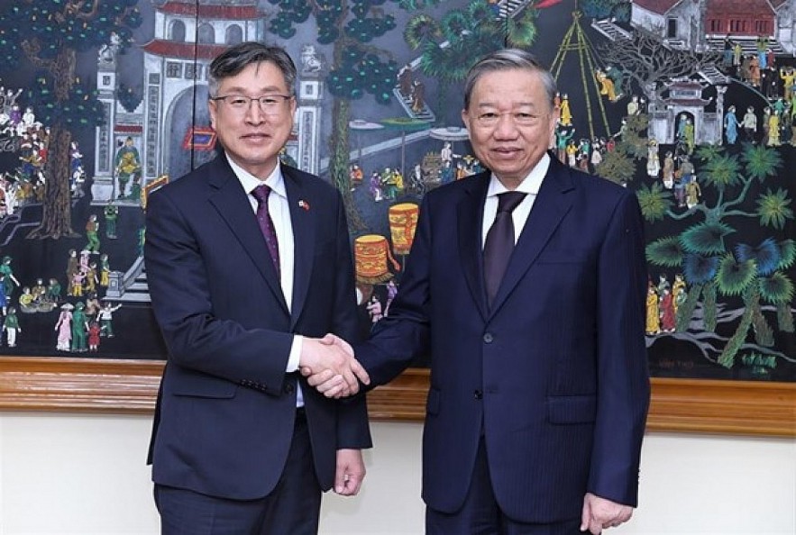 Minister of Public Security Gen. To Lam (R) welcomes Commissioner General Kim Jong-uk of the Korea Coast Guard in Hanoi on June 21. (Photo: Ministry of Public Security) Minister of Public Security Gen. To Lam (R) welcomes Commissioner General Kim Jong-uk of the Korea Coast Guard in Hanoi on June 21. (Photo: Ministry of Public Security)